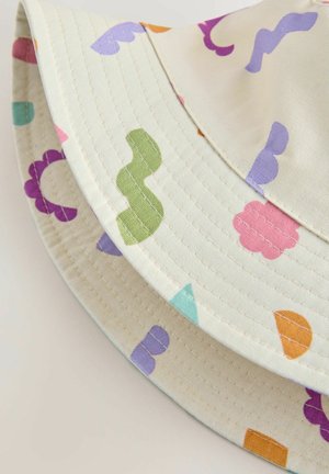 Chapeau seau en coton crème orné de formes abstraites colorées, comprenant du violet, du vert, de l'orange et du rose, avec des détails cousus sur le bord.
