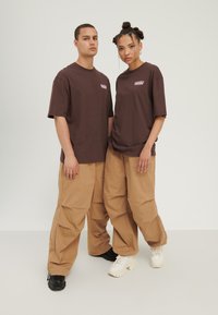 YOURTURN UNISEX - Trükipildiga T-särk - brown