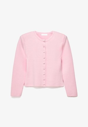 Mīksts rozā garroku kardigans ar apaļu kakla izgriezumu un piegulošām pogām, kas apvilktas ar tajā pašā audumā, priekšpusē.