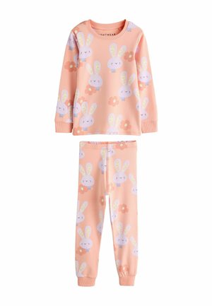 Perzikkleurige set met lange mouwen en broek, bedrukt met een herhalend patroon van witte konijnen gezichten en oranje bloemen, ontworpen voor kinderen.