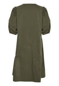 Olivkrāsas kokvilnas kleita ar izpūstām īsām piedurknēm, vienkāršu apaļu dekoltē un smalku savilkuma detaļu sānos.