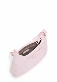 Rosa handväska gjord av slätt material, med dragkedjestängning, ett innerfack och rundad form med sömnadsdetaljer.