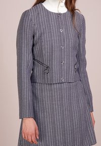 Abito grigio e bianco con motivo, maniche lunghe, scollo rotondo, davanti con bottoni e dettaglio con zip laterale. Tessuto morbido, vestibilità sartoriale.