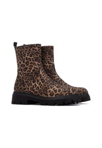 Botines de tobillo con estampado de leopardo, fabricados en un material suave con un acabado texturizado, que cuentan con una suela de goma negra gruesa y lengüetas laterales para facilitar el calzado.