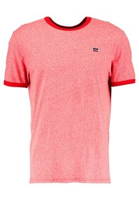 Camiseta roja jaspeada de manga corta, con un cuello y ribetes de mangas en rojo contrastante, que presenta un pequeño parche con el logo de Levi's en el pecho.