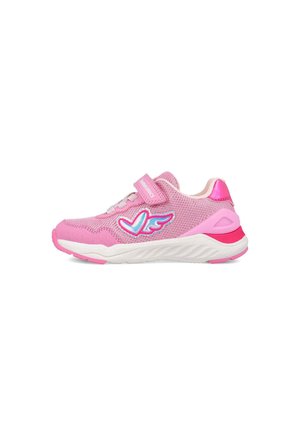 Zapatilla deportiva infantil rosa con tejido de malla, suela blanca, cierre de velcro y diseño azul de corazón con alas en el lateral.