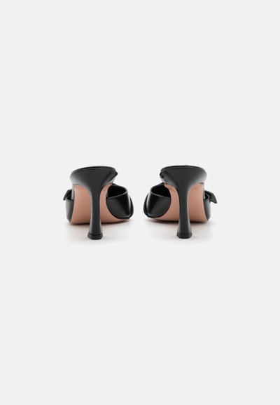 Mule in vernice nera con tacco alto, dal design elegante, con apertura sul retro e tacco a stiletto sottile, dotate di una suola liscia.