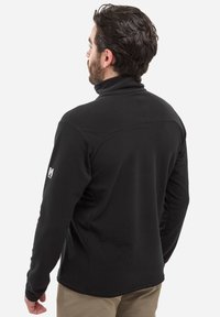 Schwarzer Fleece-Pullover mit hohem Kragen, strukturiertem Material, langen Ärmeln und einem Logo auf dem linken Ärmel. Klassische Passform und minimalistisches Design.