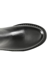 Botín negro de cuero con un acabado suave, puntera redondeada y costuras contrastantes a lo largo de la suela. Diseño duradero y estructurado.