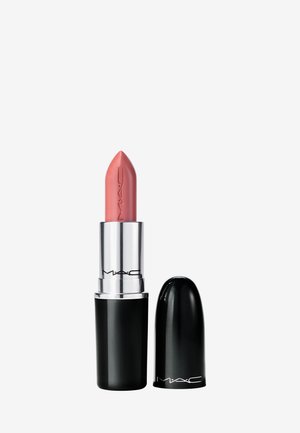 Lápiz labial de MAC en un envase negro con una banda plateada brillante. El bullet es de un tono rosa suave, con una punta afilada y un logo en relieve.