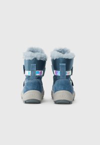 Blå semskede støvler med faux fur-foring, justerbare velcro-stropper og reflekterende detaljer på siden. Forhøjet grå gummisål.
