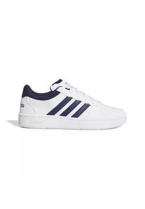 Witte Adidas lage sneaker met marineblauwe drie strepen, marineblauwe kraag, witte veters en een platte witte zool, zijaanzicht naar rechts.