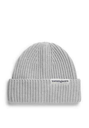 Bonnet en maille côtelée gris clair avec revers plié et petite étiquette blanche portant "tommyjeans" en texte bleu foncé.