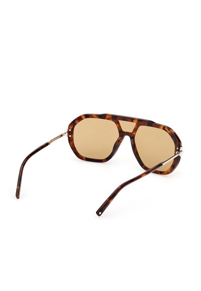 Lunettes de soleil à monture écaille avec des verres géométriques angulaires et un double pont, équipées de verres teintés marron et de branches fines.