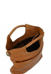 Borsa in pelle color tan con una finitura morbida e testurizzata. Presenta un manico singolo e una tasca con zip all'interno. Design open-top con un ampio interno.