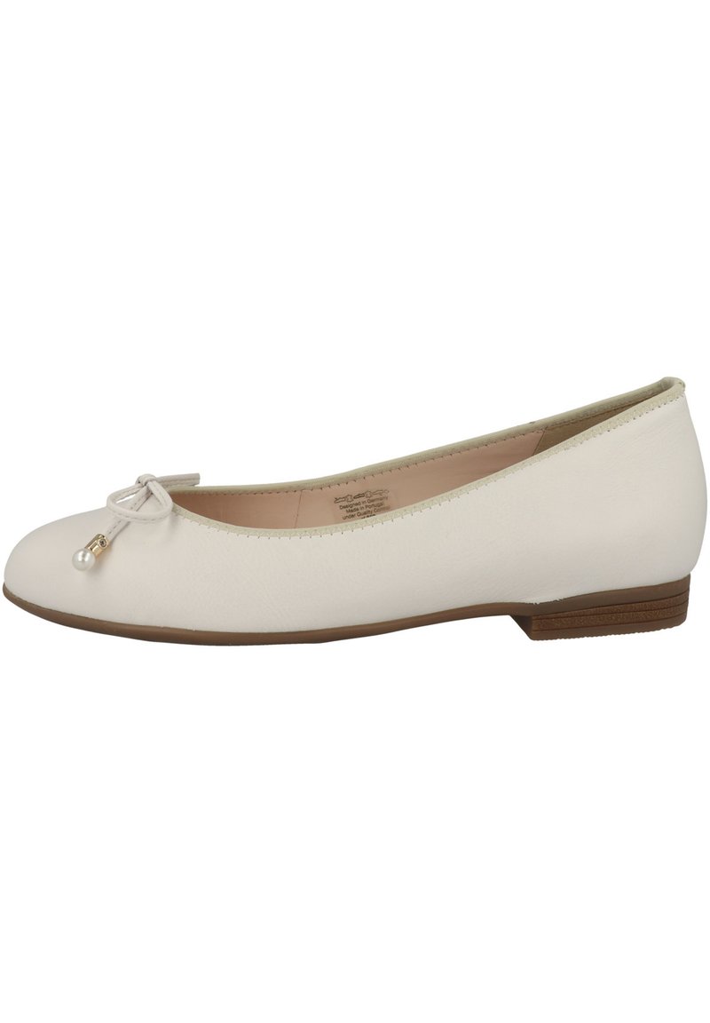 Ballerines en simili cuir beige avec un bout rond, un nœud décoratif et un accent en perle. Présentent un petit talon et une semelle marron contrastante.
