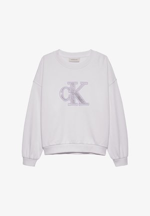 Hvid langærmet sweatshirt med ribstrikkede manchetter og kant, med stort tekstureret "cK"-logo i lys lilla på midten foran.