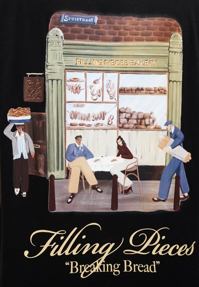 Εικονογράφηση σκηνής αρτοποιείου, με μια διακοσμητική πράσινη πρόσοψη καταστήματος, χαρακτήρες με αρτοσκευάσματα και διάφορα ρούχα. Κείμενο που περιλαμβάνει το όνομα της μάρκας και το σύνθημα.