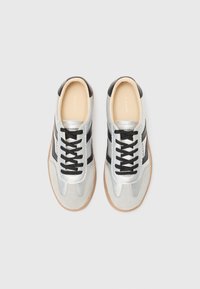 Sølv lærersneakers med sorte detaljer og teksturerte snørebånd. Har en gummisåle og en merket innersåle, med et strømlinjeformet design.