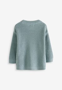 Maglione in filo azzurro chiaro, con texture a coste, scollo rotondo e maniche a tre quarti con polsini elasticizzati. Design semplice senza motivi.