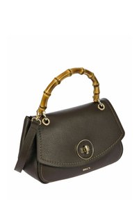 Sac à main en cuir marron foncé avec une anse en bambou, matériel en ton doré et un rabat comportant le nom de la marque en relief.