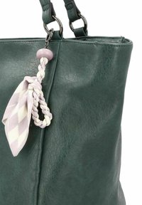 Borsa a spalla in pelle verde scuro con due manici, caratterizzata da un charm decorativo a sciarpa intrecciata rosa e bianca attaccato a un anello di metallo.