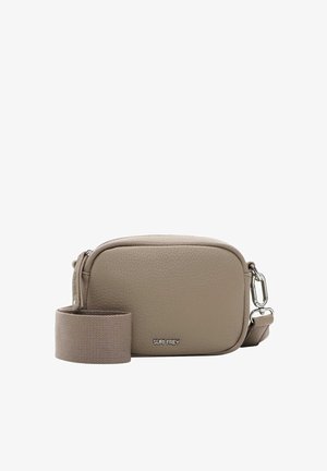 Beige leren schoudertas met een gestructureerd oppervlak, afgeronde hoeken en een afneembare stoffen schouderriem. Voorzien van een zilverkleurig hardware logo detail.