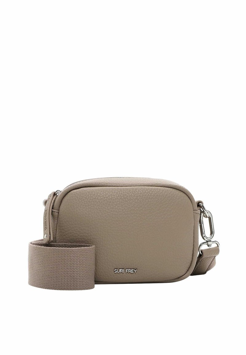 Sac bandoulière en cuir beige avec une surface texturée, des bords arrondis et une bandoulière en tissu amovible. Présente un détail logo en métal argenté.