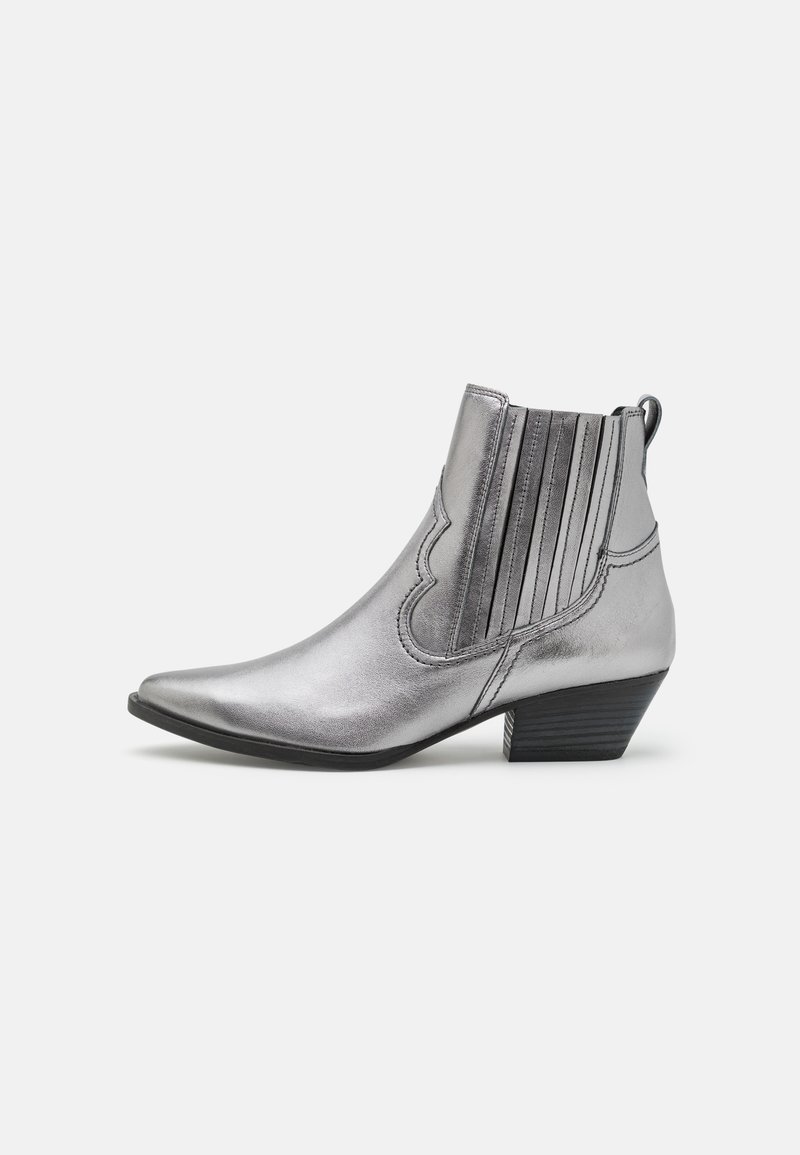 Botines metálicos plateados con puntera puntiaguda, detalles ondulados y paneles elásticos con rayas verticales. Tacón bajo tipo bloque. Textura suave.