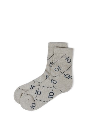 Hellgraue Kniestrümpfe mit einem sich wiederholenden dunkelblauen Muster der Zahl 10 und gepunkteten diagonalen Linien.