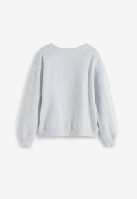 Grå sweatshirt med en mjuk textur, rundad halsringning, sänkta axlar och ribbade ärmslut. Har en kortad design och minimal detaljering.