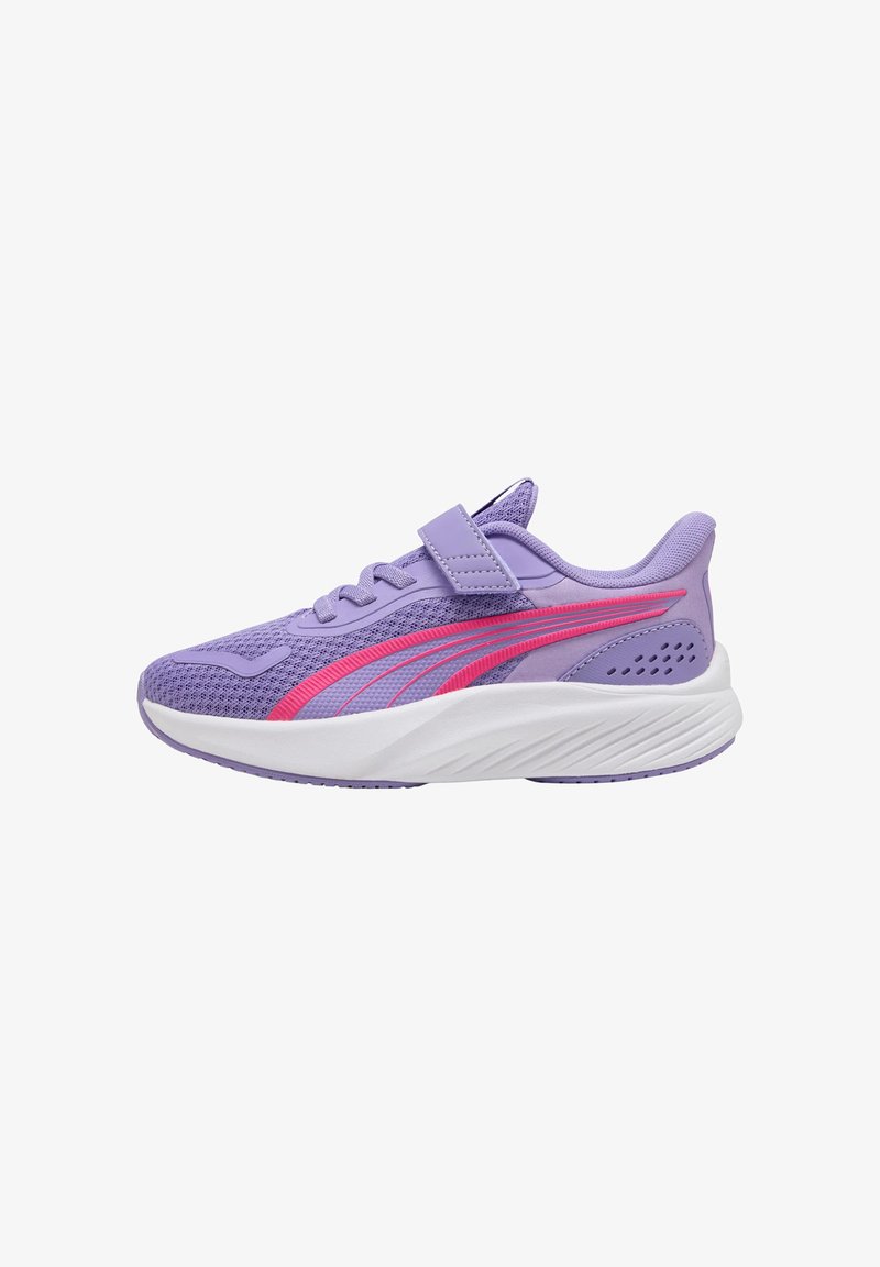 Zapatos deportivos morados con parte superior de malla y acentos rosas. Presentan una tira de Velcro, suela acolchada blanca y detalles texturizados.