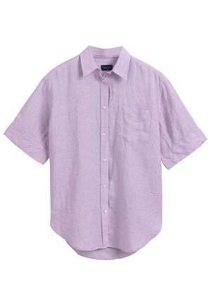 Kortærmet lyse lilla linned-skjorte med knapper, krave og brystlomme, vist på hvid baggrund.