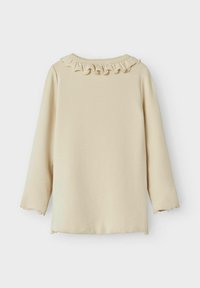 Cremfarbener Langarm-Top mit Rüschenausschnitt und abgerundetem Saum. Weiches Baumwollmaterial mit subtiler Textur. Verfügt über Dreiviertelärmel.