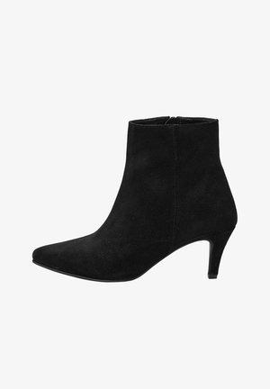 Schwarze Wildleder-Stiefelette mit spitz zulaufender Zehenpartie, schlankem Absatz und Reißverschluss auf der Rückseite. Glatte Textur ohne sichtbare Muster oder Akzente.