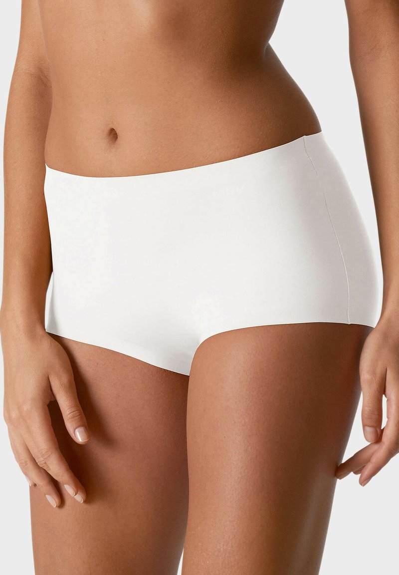 Sottointimo bianco in stile hipster realizzato in tessuto liscio, con un design senza cuciture e un logo discreto in vita.