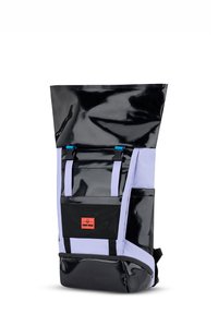 Fekete fényes külsővel rendelkező hátizsák, lila részletekkel, felhúzható tetejű dizájnnal, állítható pántokkal és egy logóval ellátott elülső zsebbel.