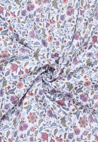 Bomuldsstof med et blomstermotiv i pink, blå og grøn på en hvid baggrund, tekstureret med en blød, glat overflade.