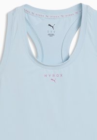 Lichtblauw Puma HYROX mouwloos sporttopje met racerback ontwerp en klein roze logo op de borst.