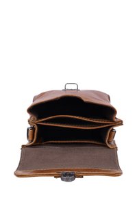 Borsa in pelle marrone con tre scomparti, dotata di una chiusura in metallo argentato, texture liscia e cuciture rinforzate lungo i bordi.