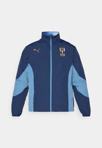 Chaqueta de poliéster azul marino y azul claro con cierre de cremallera, cuello alzado, acentos de logo y un diseño de bloques de color en las mangas.