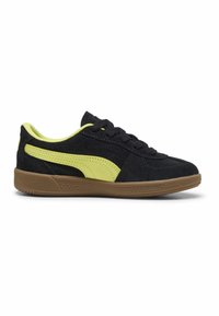 Zwarte suède sneakers met heldere gele synthetische accenten. Voorzien van ronde veters, een gestructureerde gumrubberen zool en een laag profiel ontwerp.