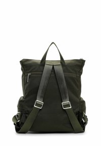 Roheline võrgust seljakott pehme tekstuuriga, kahe reguleeritava rihmaga, tõmblukuga tasku ja hõbedaste riistvara detailidega rihmadel.