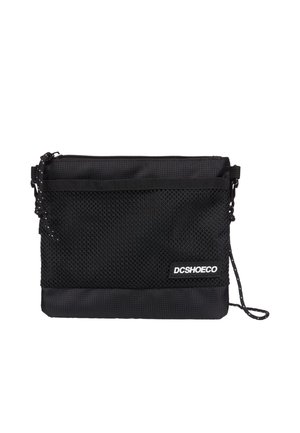 Pochette noire DC SHOESCO avec poche avant en filet, fermeture éclair et une petite anse boucle sur fond blanc.