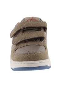 Velcro sneaker in lichtbruin suede en grijs leer. Kenmerken zijn een geperforeerde neus, een witte tussenzool en een blauwe rubberen buitenzool. Getextureerde bovenkant.