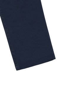 Pantalones de algodón azul marino con corte recto, que presentan costuras dobles y un dobladillo acabado. Textura suave y diseño clásico.