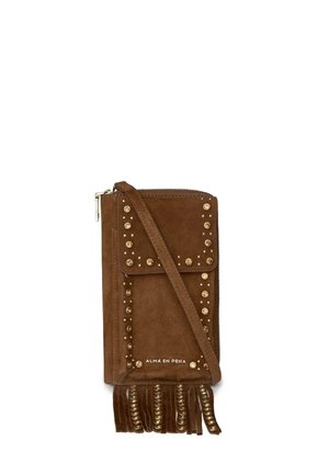 Bolso cruzado de antelina marrón con tachuelas doradas, solapa frontal, cremallera superior, flecos con borlas y correa ajustable.