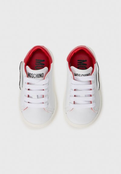 Vita sneakers med röda accenter, snörningsdesign och gummisula. Har en logo på hälen och en kontrasterande innervaddering.