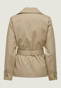 Cappotto beige da donna con cintura, colletto strutturato, maniche lunghe e dettagli arricciati sul retro. Realizzato in un tessuto liscio con una vestibilità su misura.