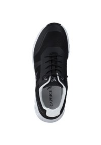 Crni sportski tenisice s mrežastim gornjim dijelom, bijelim detaljima, okruglim prstima, vezanje na čipku i teksturiranim potplatom. Logotip marke vidljiv unutar.